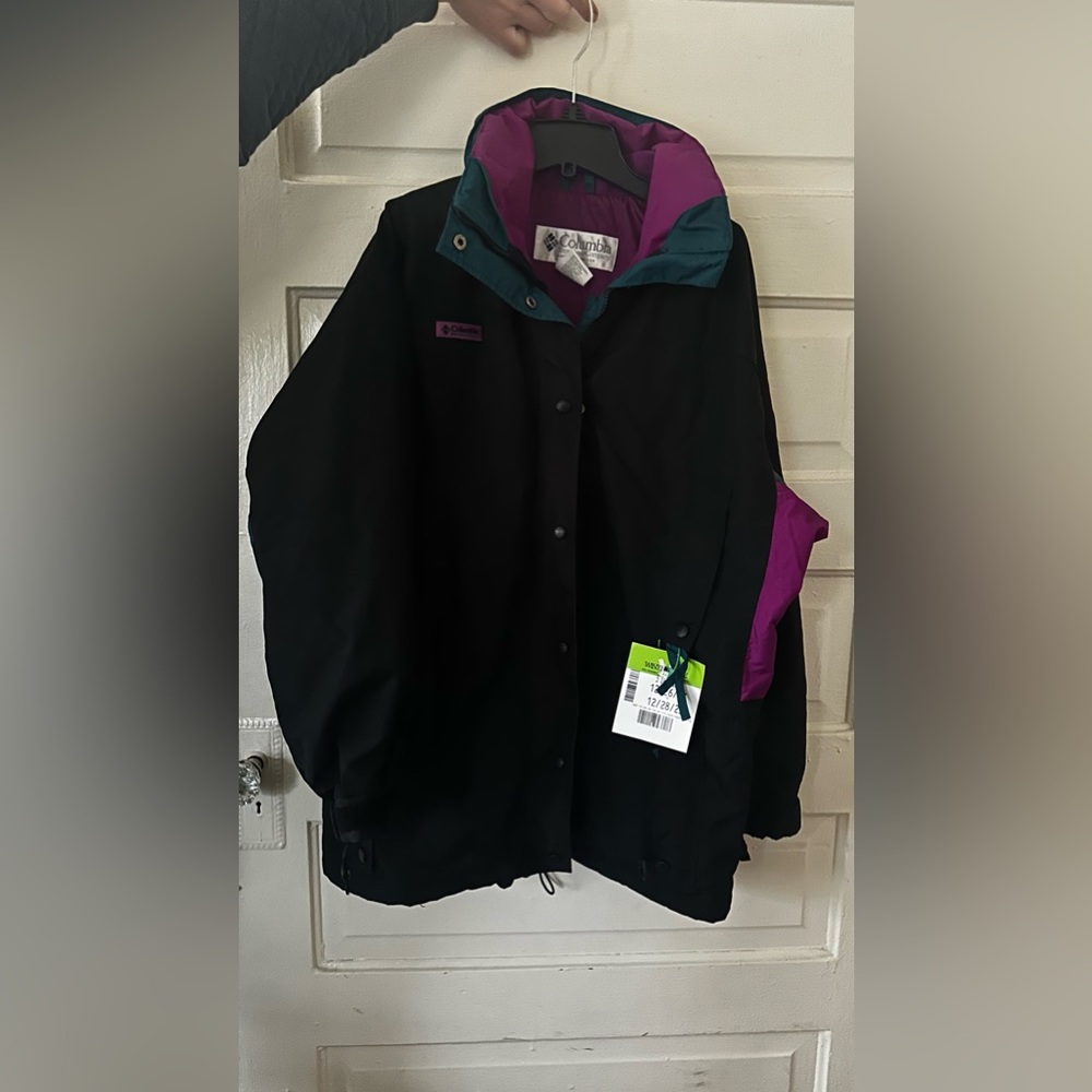 Vintage Columbia ski jacket—Large. Hood and 2 chest pockets, waterproof.